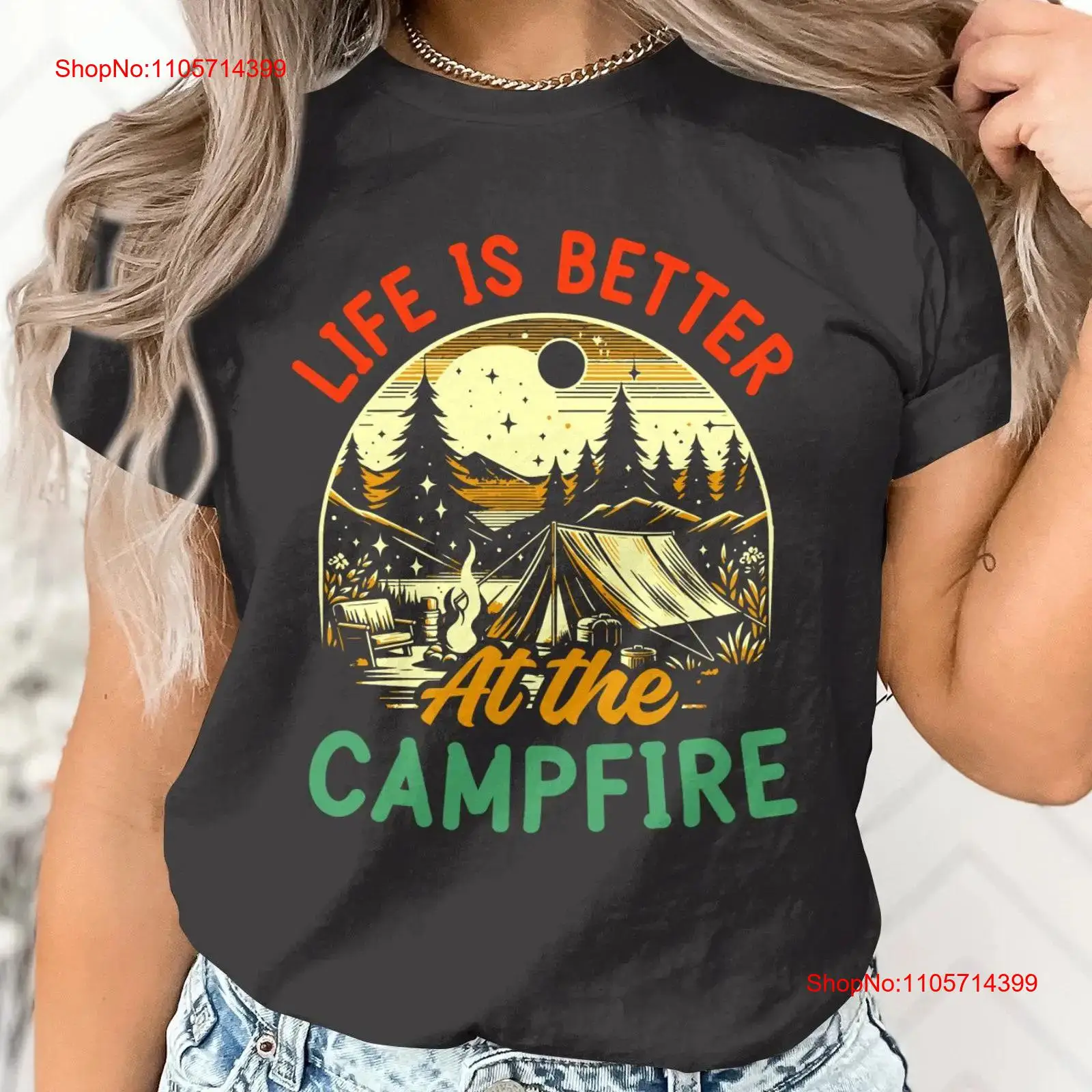 Outdoor Adventure At - キャンプファイヤーで人生はより良いものになる Tシャツ キャンプ愛好家 焚き火 アウトドア アドベンチャー