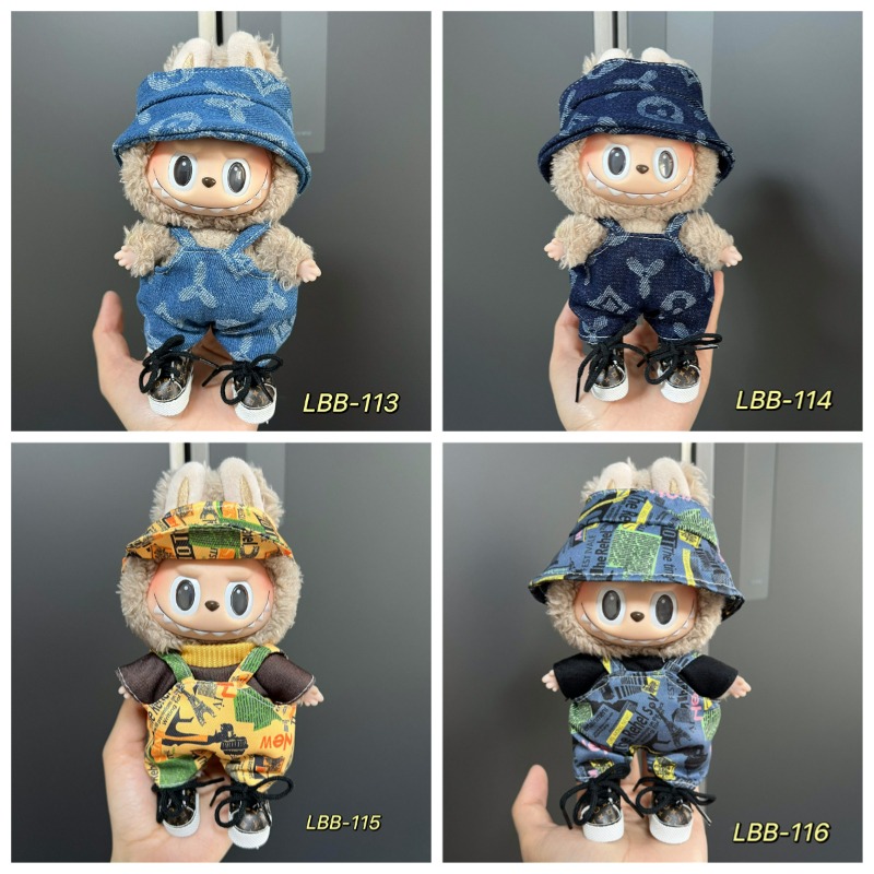 Outdoor Adventure Toys - ヴィンテージプリントのつば広帽子とオーバーオールの組み合わせは、アウトドアアドベンチャー服としてのかわいいぬいぐるみのために特別にデザインされています。