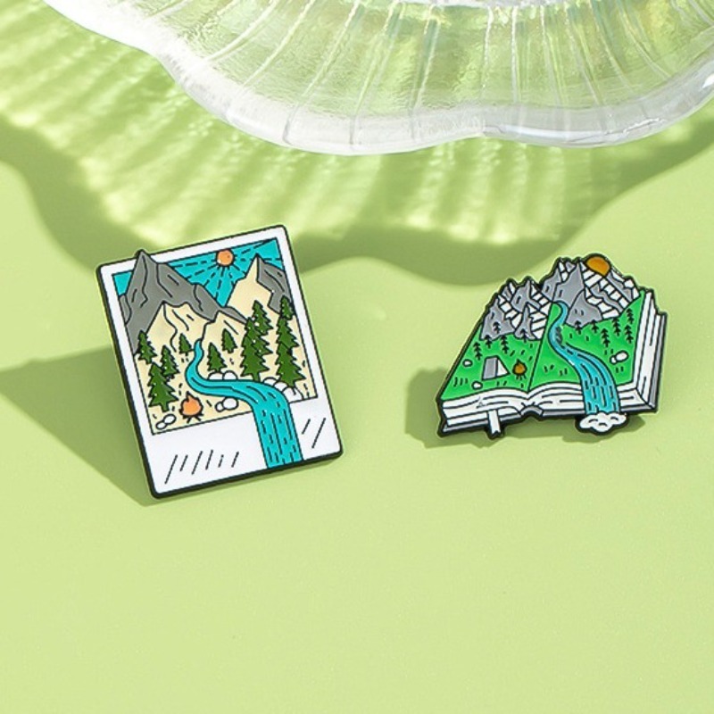 冒険をテーマにしたエナメルピン：山の小川をイメージしたブック - Outdoor Adventure Friends のレビューと価格
