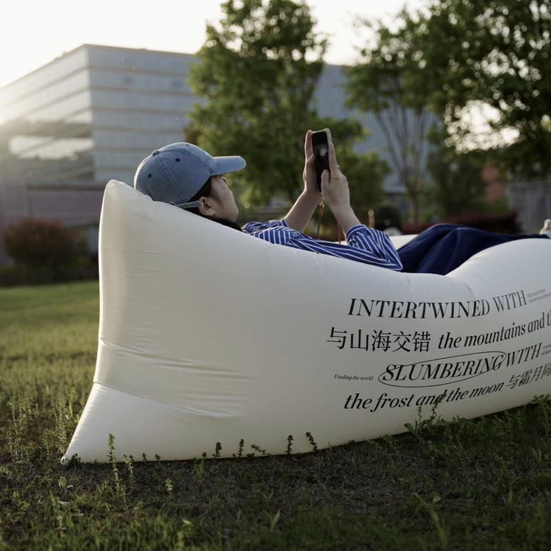 寝転びや睡眠用のインフレータブルソファ、エアアドベンチャーキ - Outdoor Adventure Festival のレビューと価格